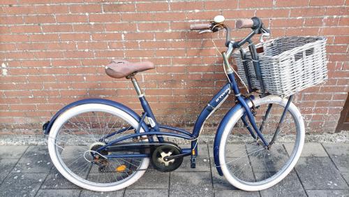 (Station) fiets voor meisjes. Elops 320. Rieten mand voorop. banden 26 inch