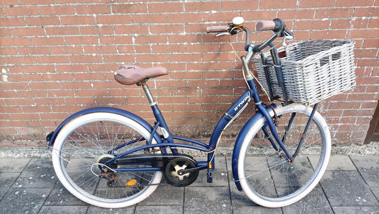 (Station) fiets voor meisjes. Elops 320. Rieten mand voorop. banden 26 inch