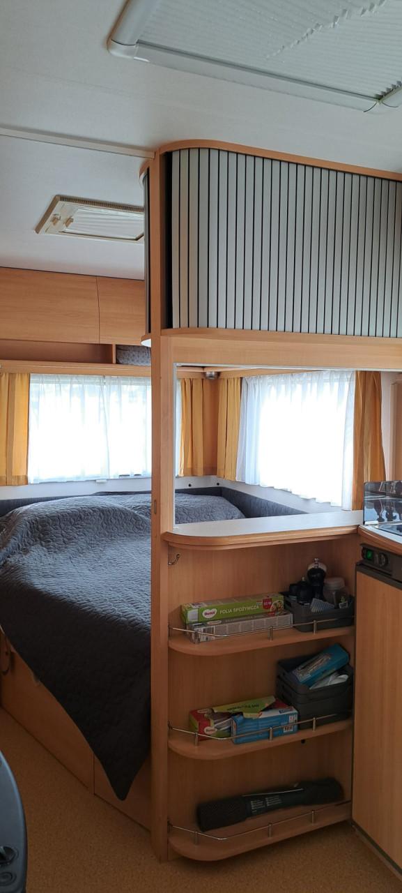 Caravan met voortent en luifel