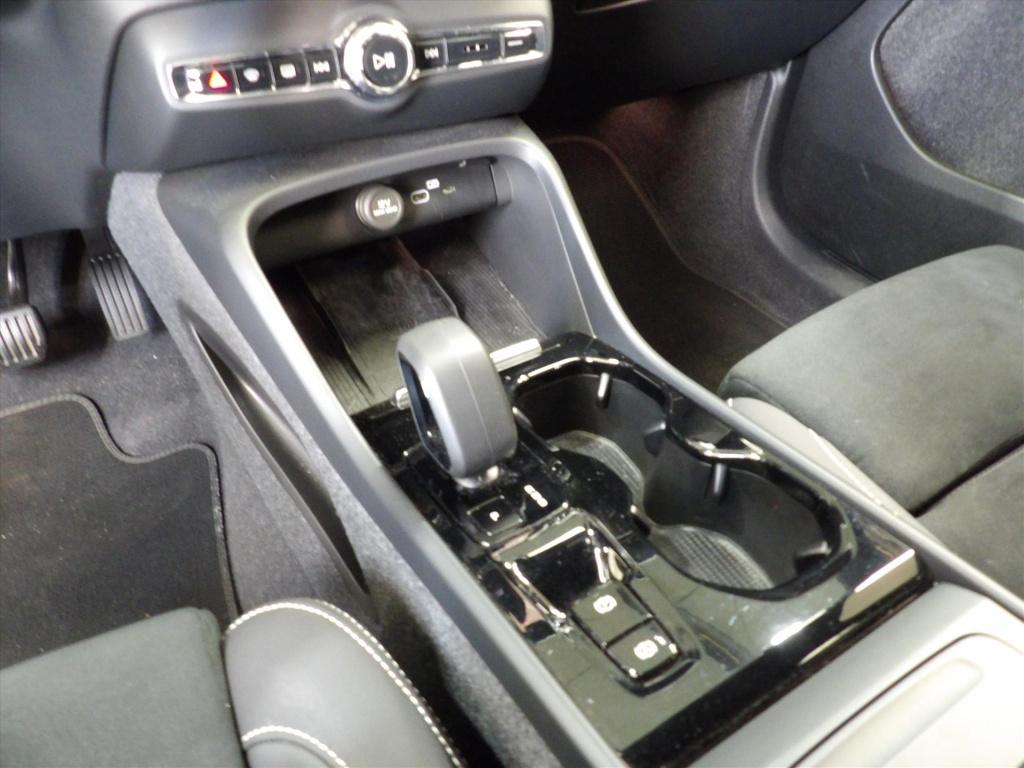 Volvo XC40 b3 163pk mild hybrid aut plus dark