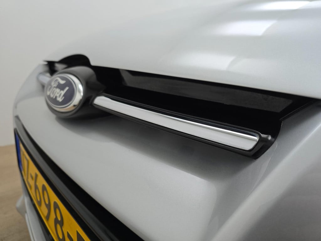 Ford Focus wagon stationwagen titanium luxe versie met cruisecontrol en blu
