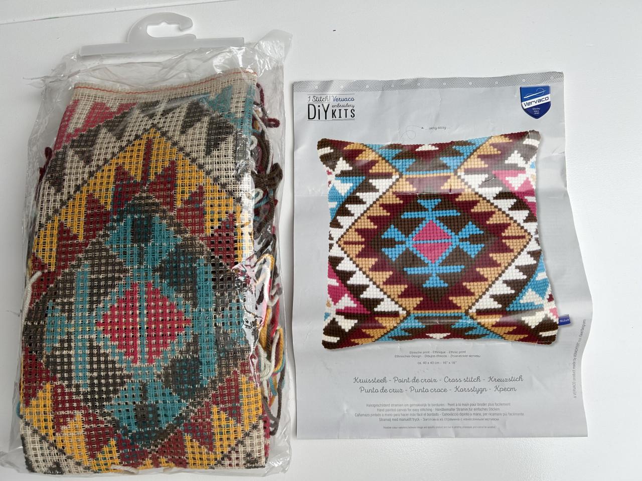 Borduurpakket kussen.  Etnische print.