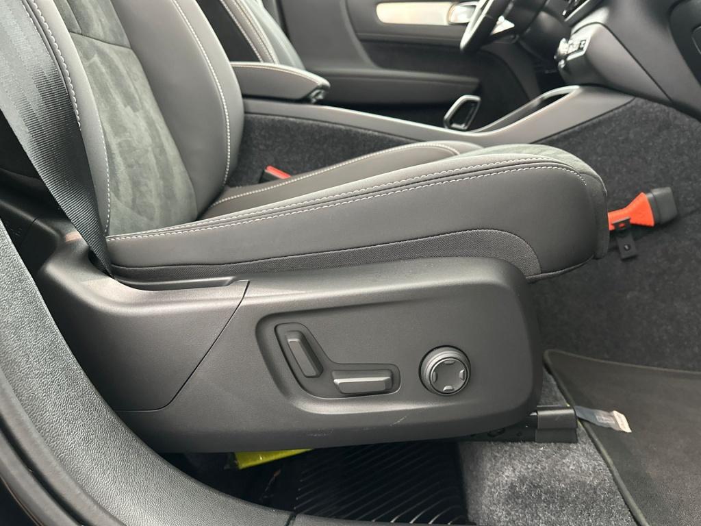 Volvo XC40 b4 197pk plus dark| 360camera| trekhaak| adap.cruise| h&k audio