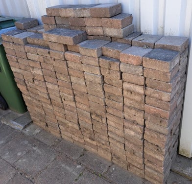 Tuinbestrating ongeveer 8M2  Gratis!