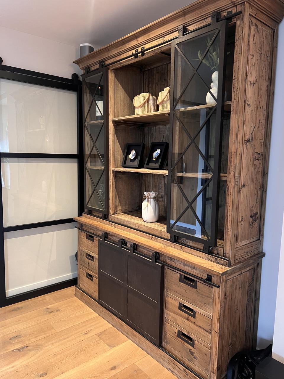 Mooie sfeervolle vitrinekast