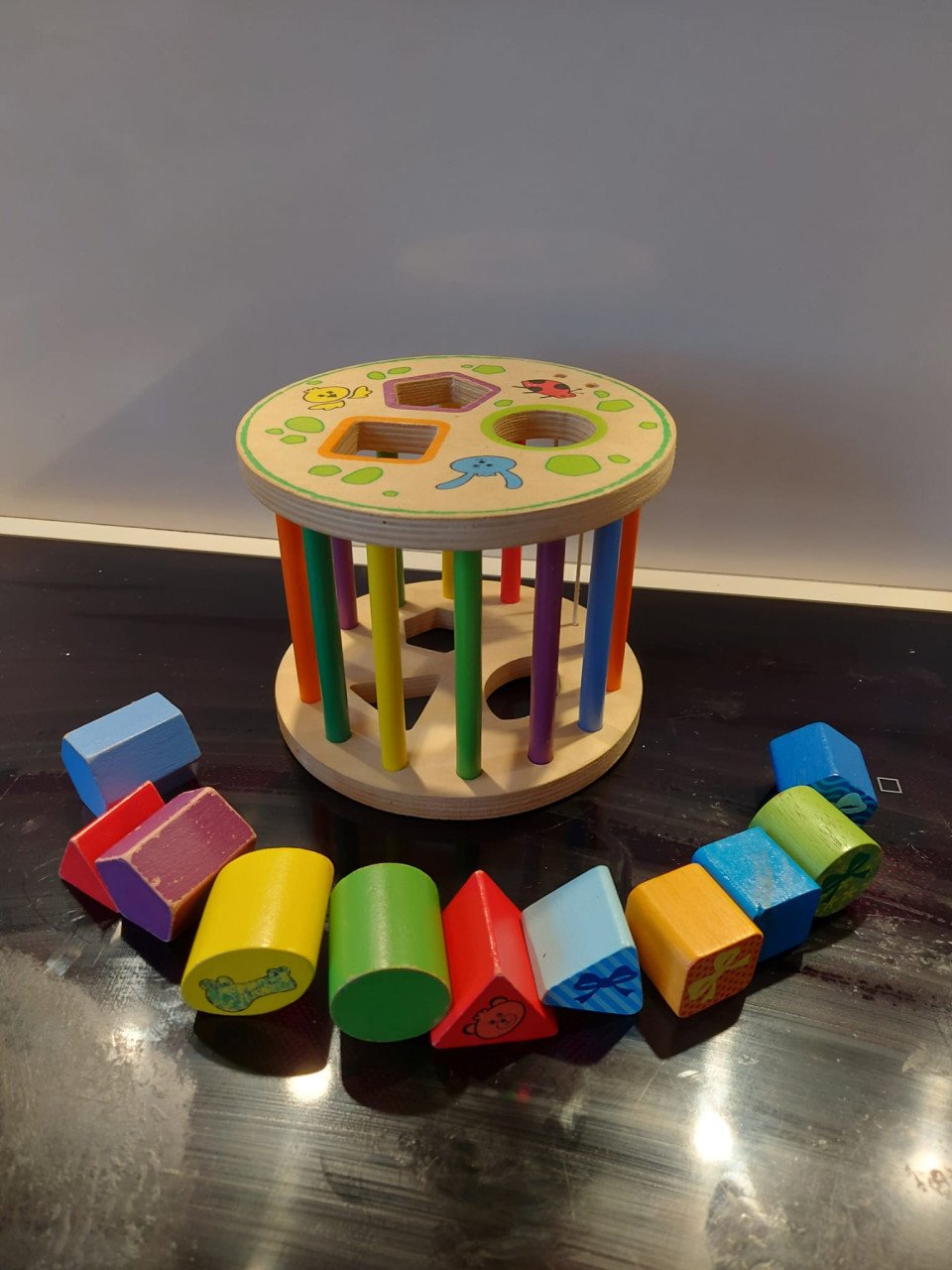 Kleurrijke houten vormenstoof