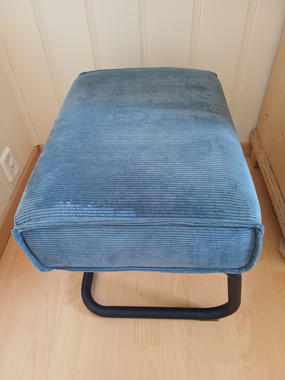 Supermooie WOOOD FAUTEUIL + HOCKER staalblauw, ribstof
