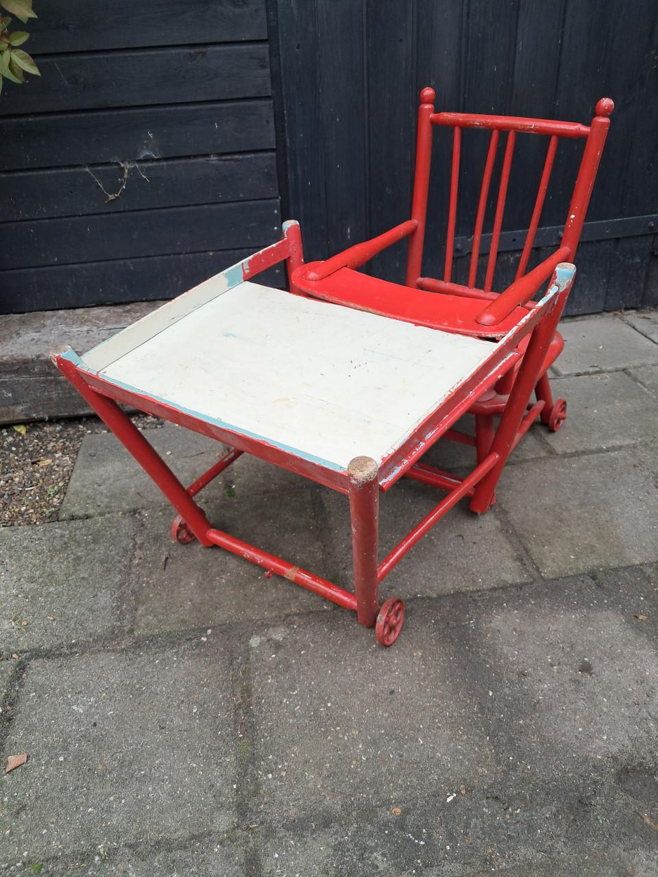 Oude vintage kinderstoel