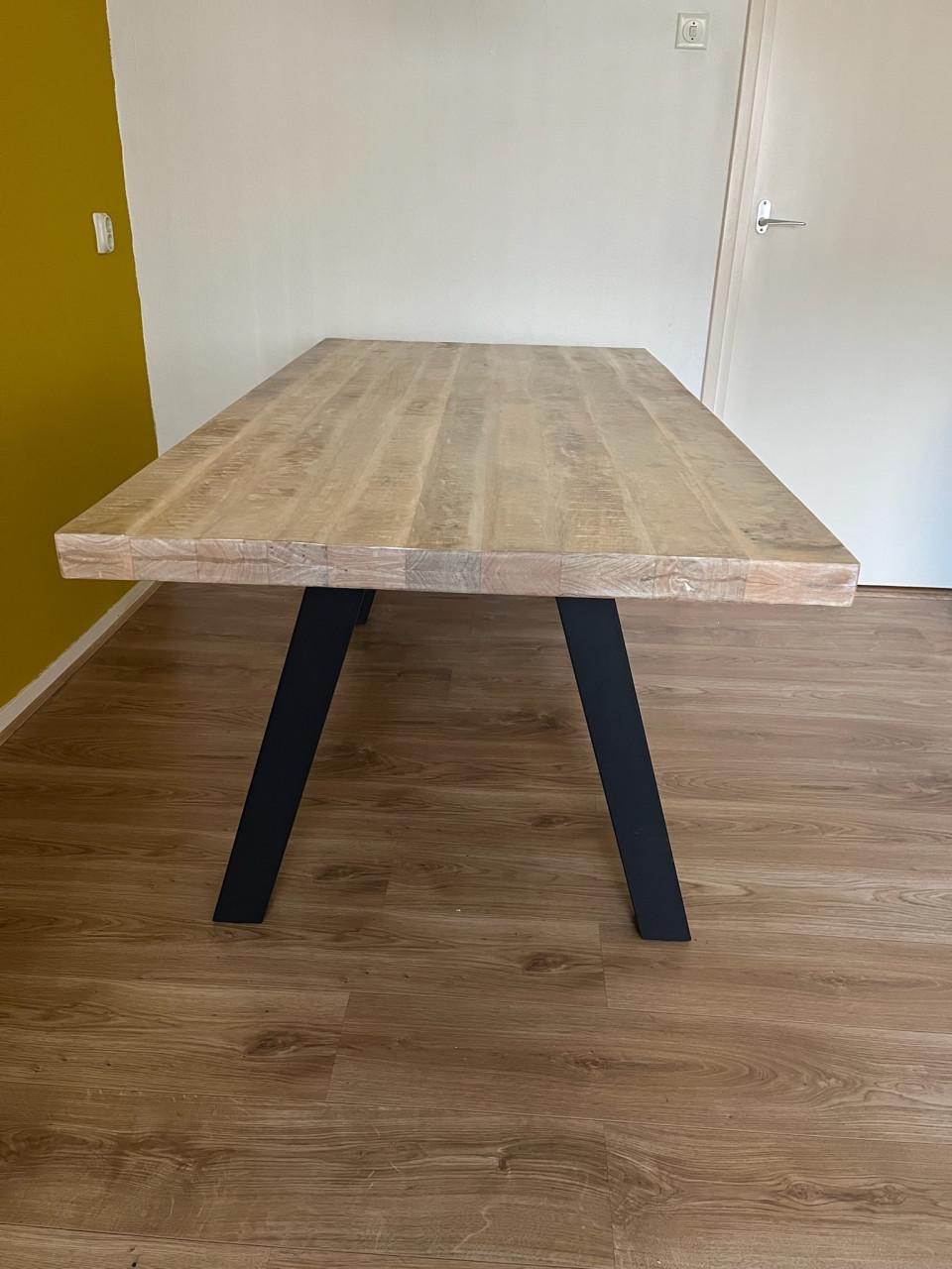 Eettafel mangohout stalen poten