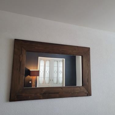 Grote spiegel met massieve houten lijst donker gebeitst (150 ×98cm)