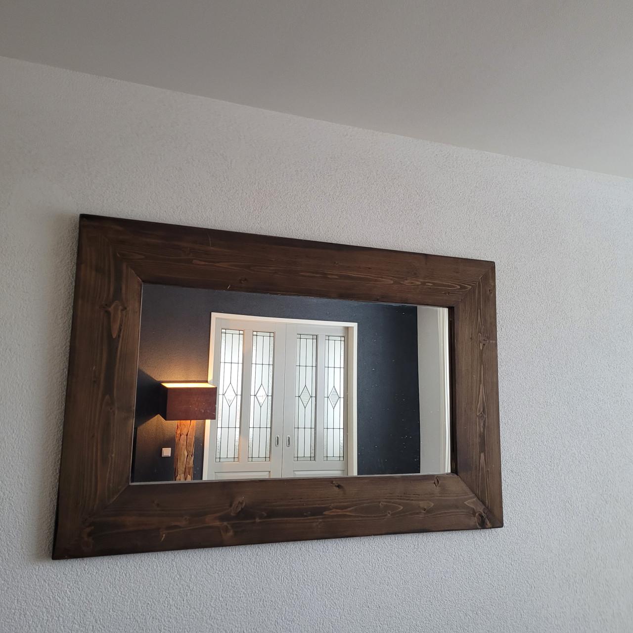 Grote spiegel met massieve houten lijst donker gebeitst (150 ×98cm)