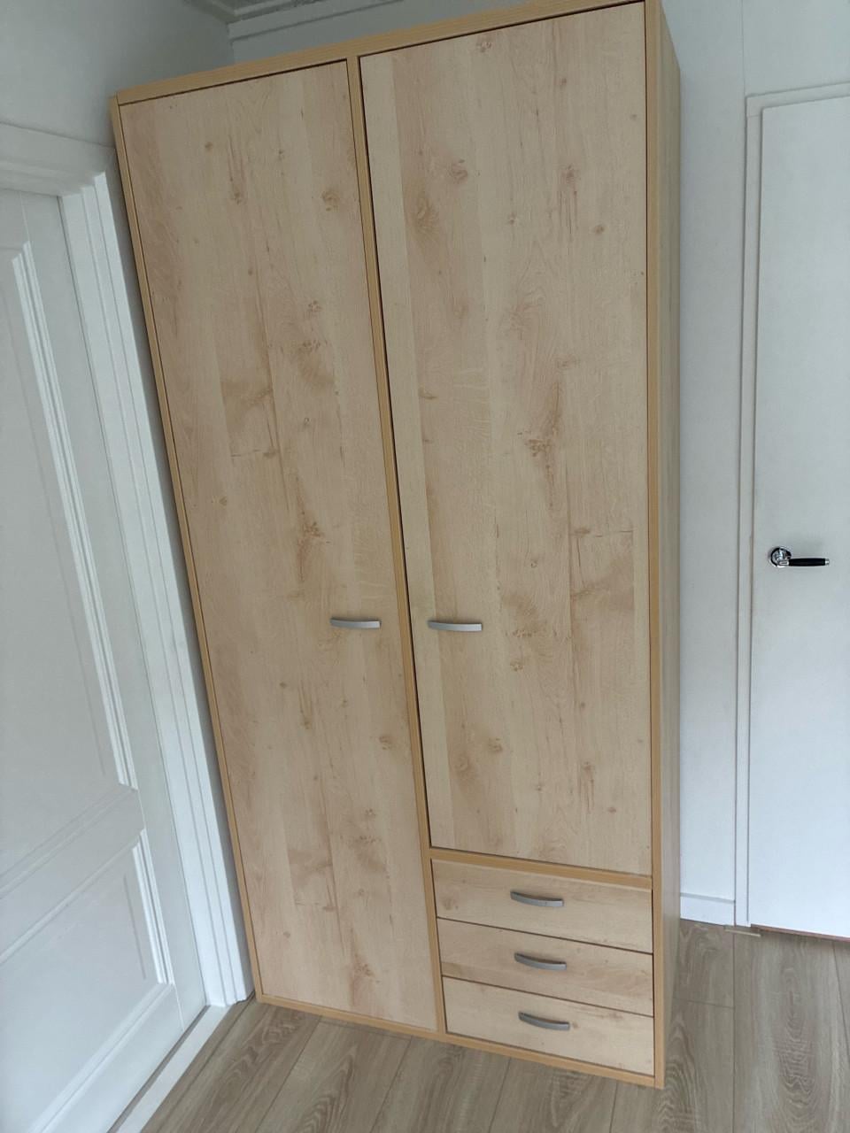 Bed, nachtkastje en kledingkast