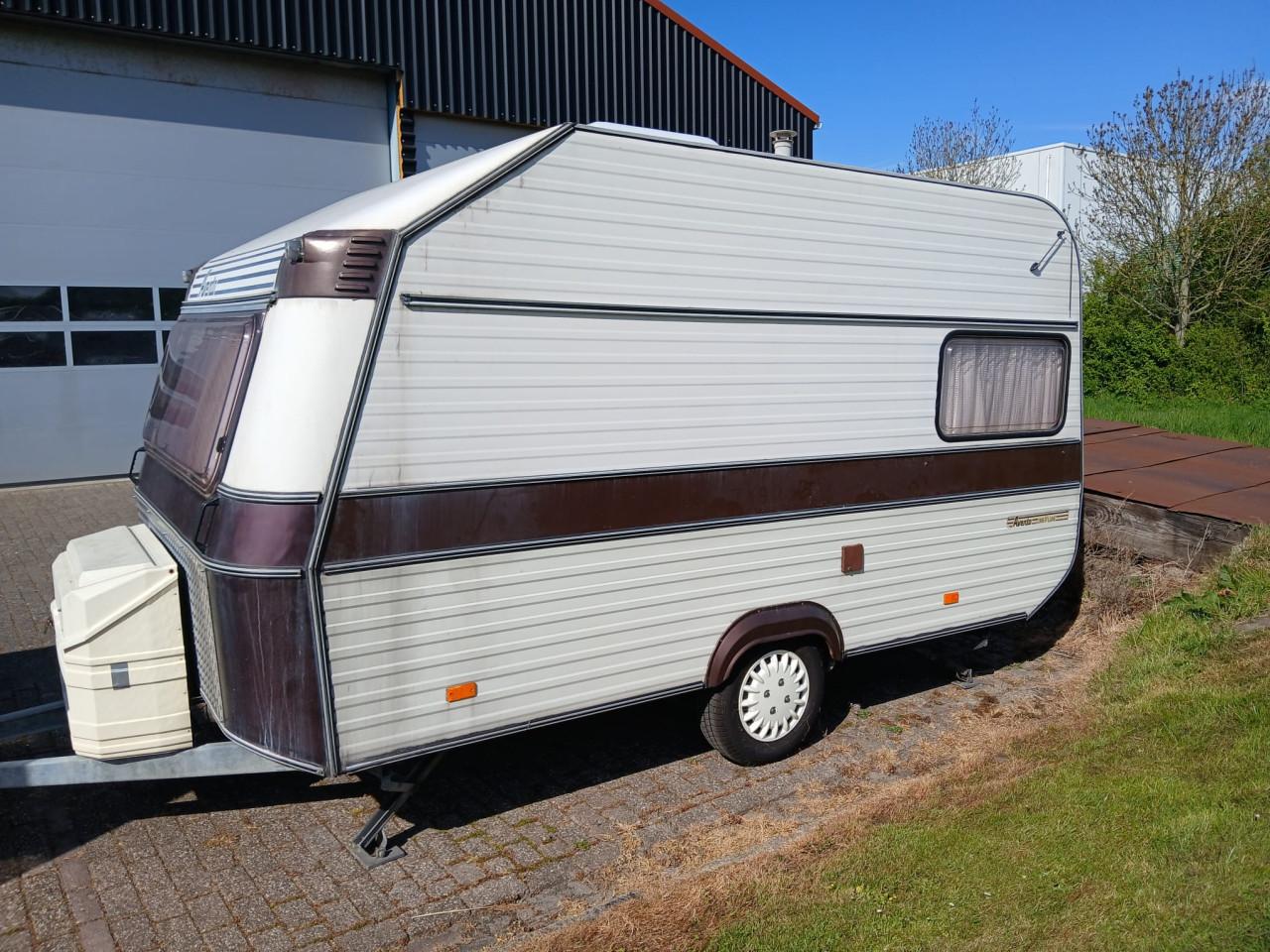 Vintage caravan Avento 395 T Luxe met stapelbed en voortent