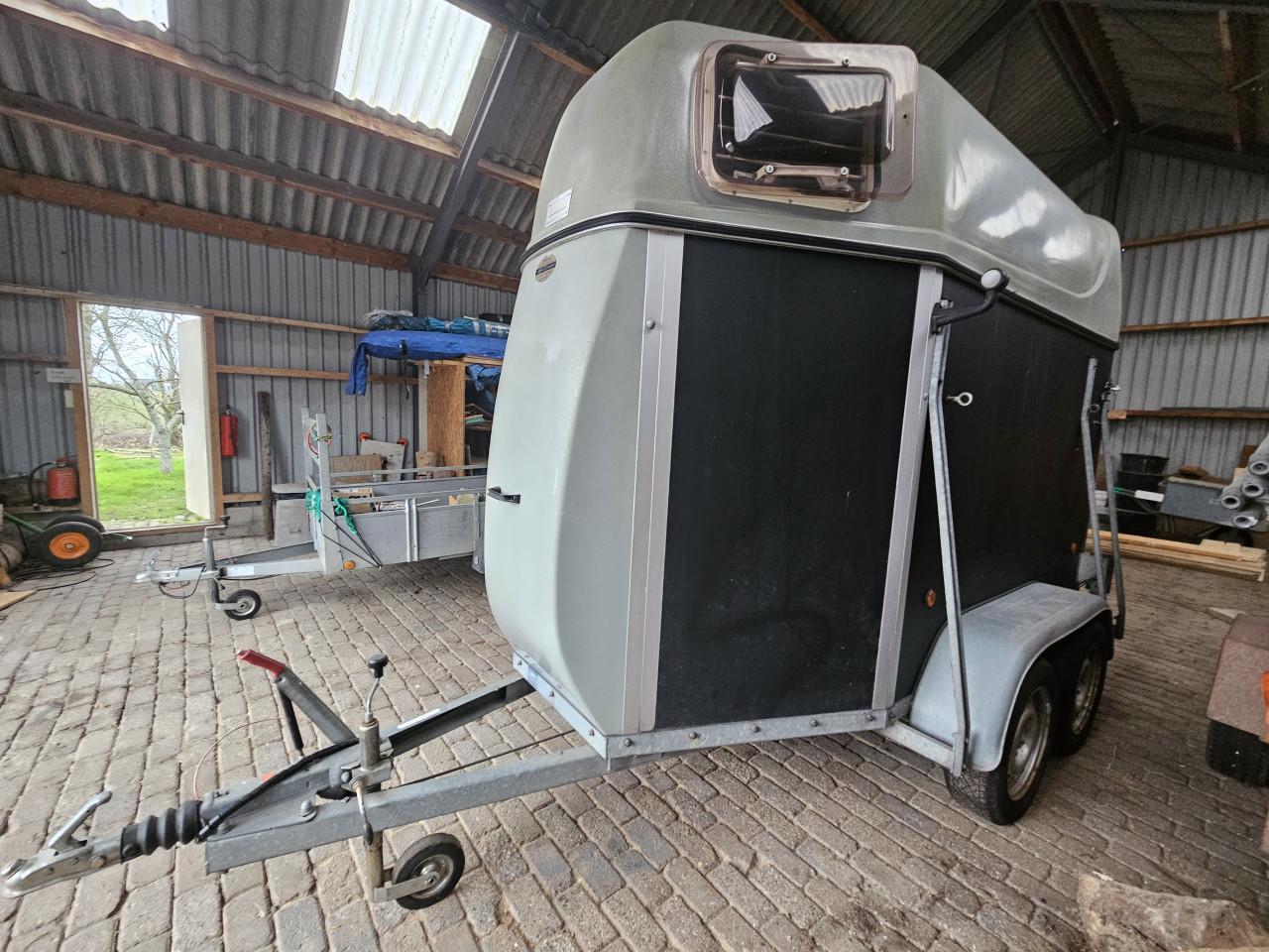 Westtrailers 1.5 paards trailer. Aanpikken en wegrijden.