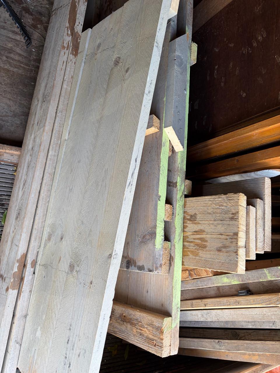 Robuuste steigerhouten planken, deuren…