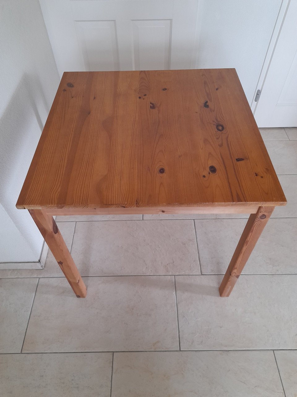 Grenen tafel 75 x 75 x 73H (in goede staat )