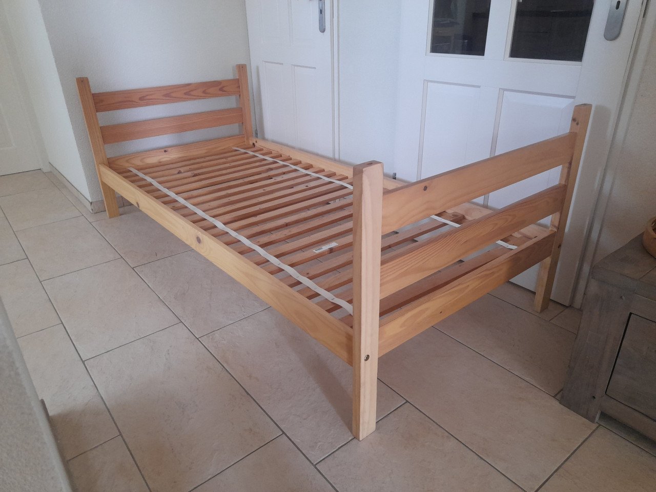 1 persoons bed 90 x 200 ( in goede staat )