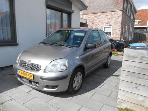 Toyoto Yaris VVT-i Luna uit 2003. APK tot 29-3-2027. Van particulier