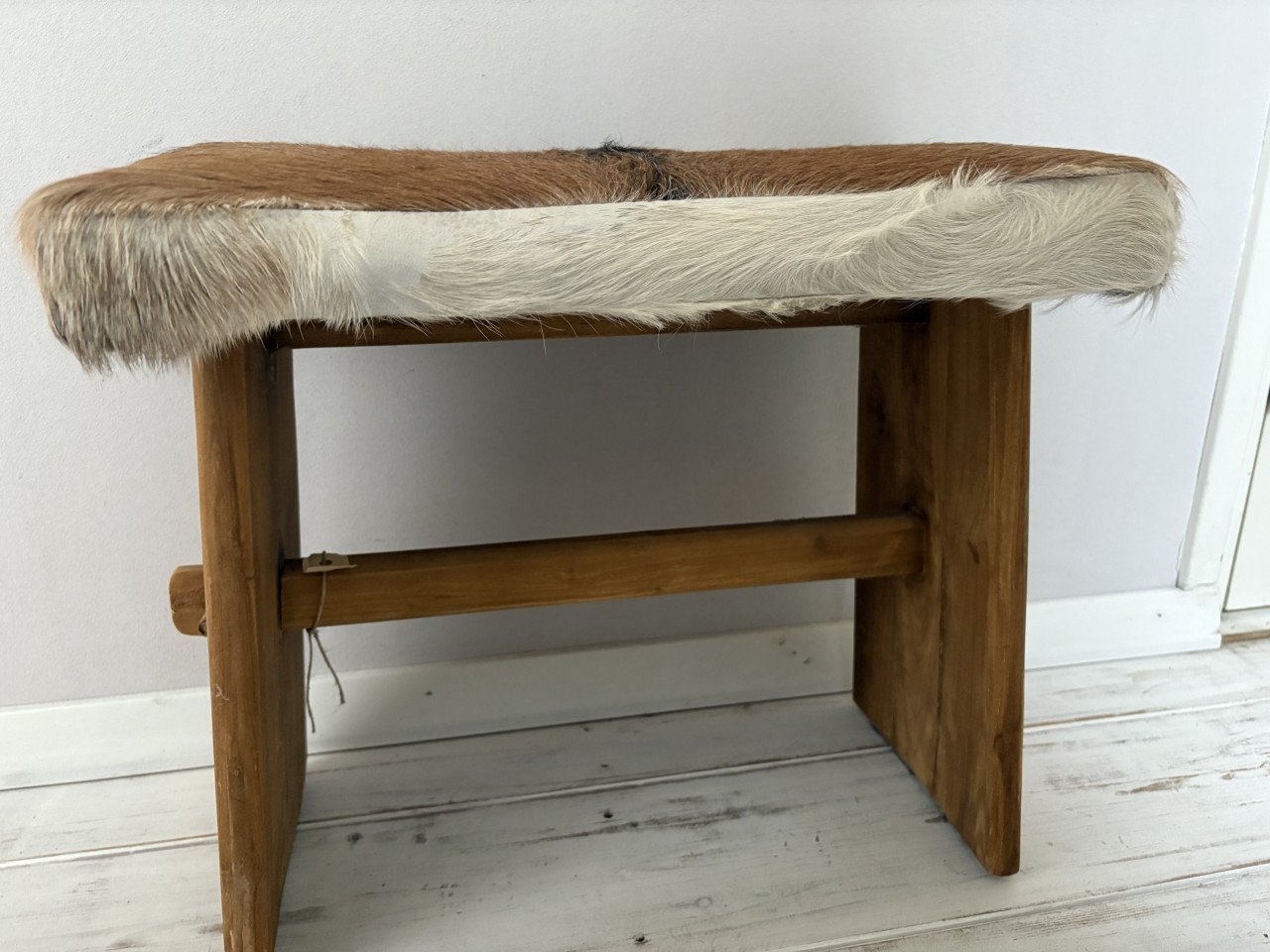 Houten kruk met geitenvacht