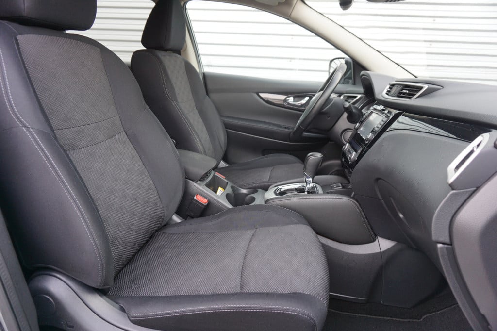 Nissan Qashqai 1.2 n-connecta airco / navi / camera / cruise / pano / trekh