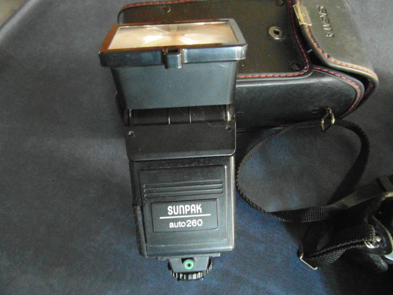 Cosina CT9 camera en Minox 35 EL camera met flitsers.