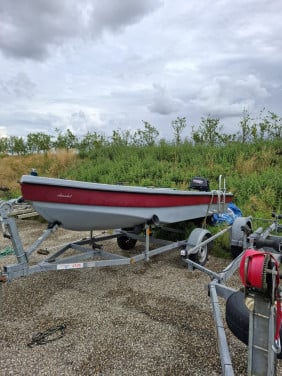 Polyester visbootje met trailer en 6pk suzuki