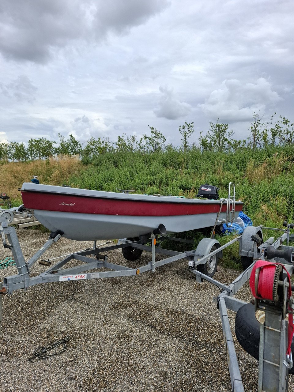 Polyester visbootje met trailer en 6pk suzuki