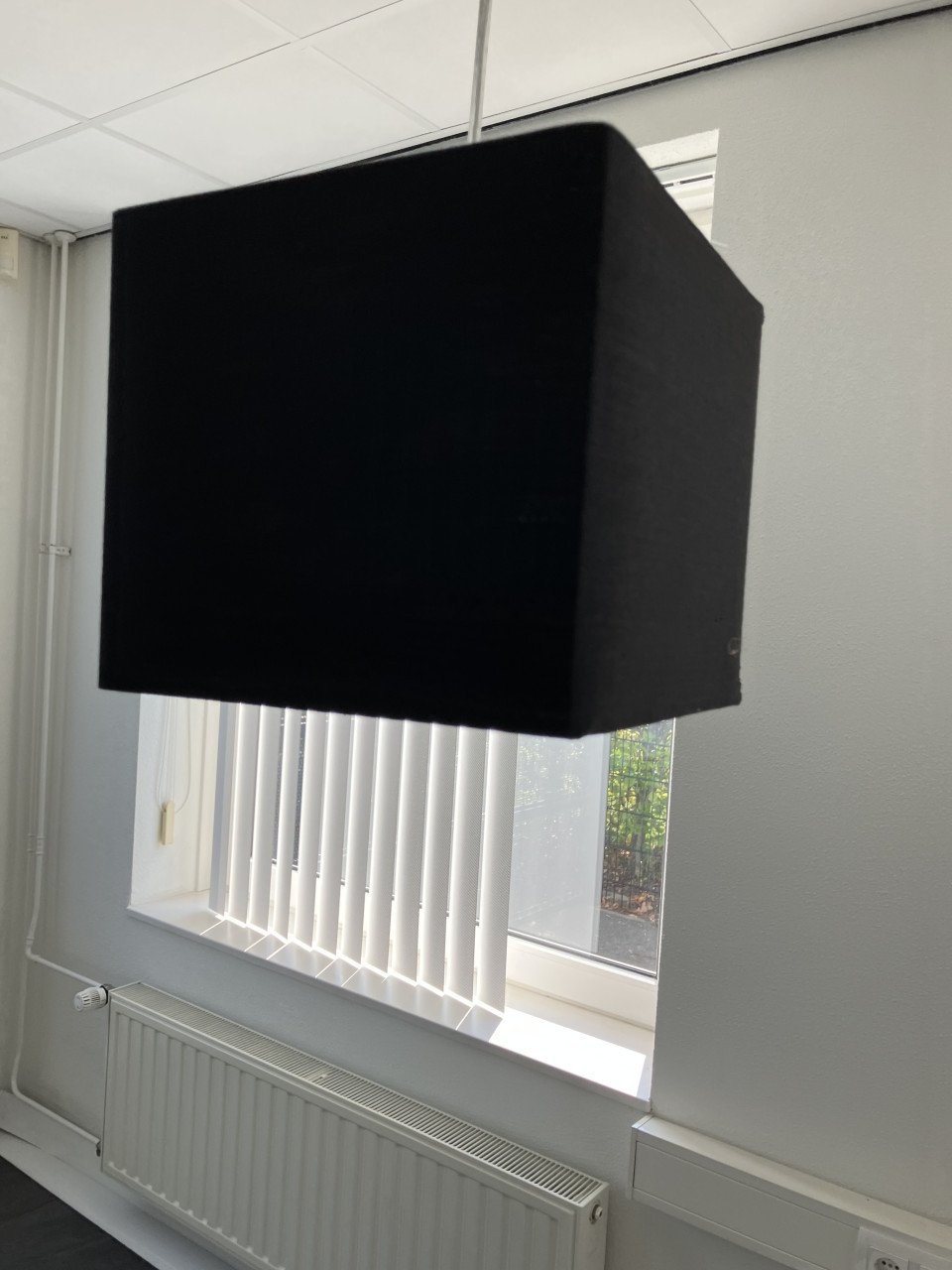 Te koop 2 zwarte stoffen hanglampjes
