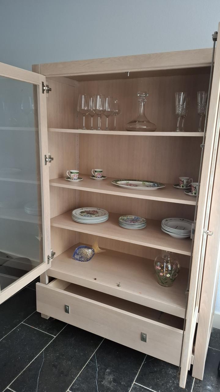Buffetkast, eetkamertafel met stoelen, tv meubel en bijzettafel