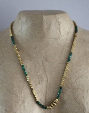 Ketting met groen en goudkleurige kralen