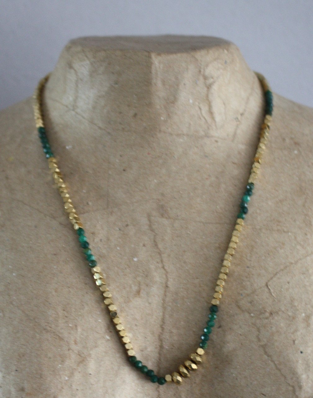 Ketting met groen en goudkleurige kralen