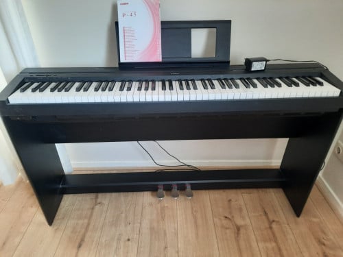 Yamaha P-45 digitale piano inclusief onderstel en verstelbare kruk zgan
