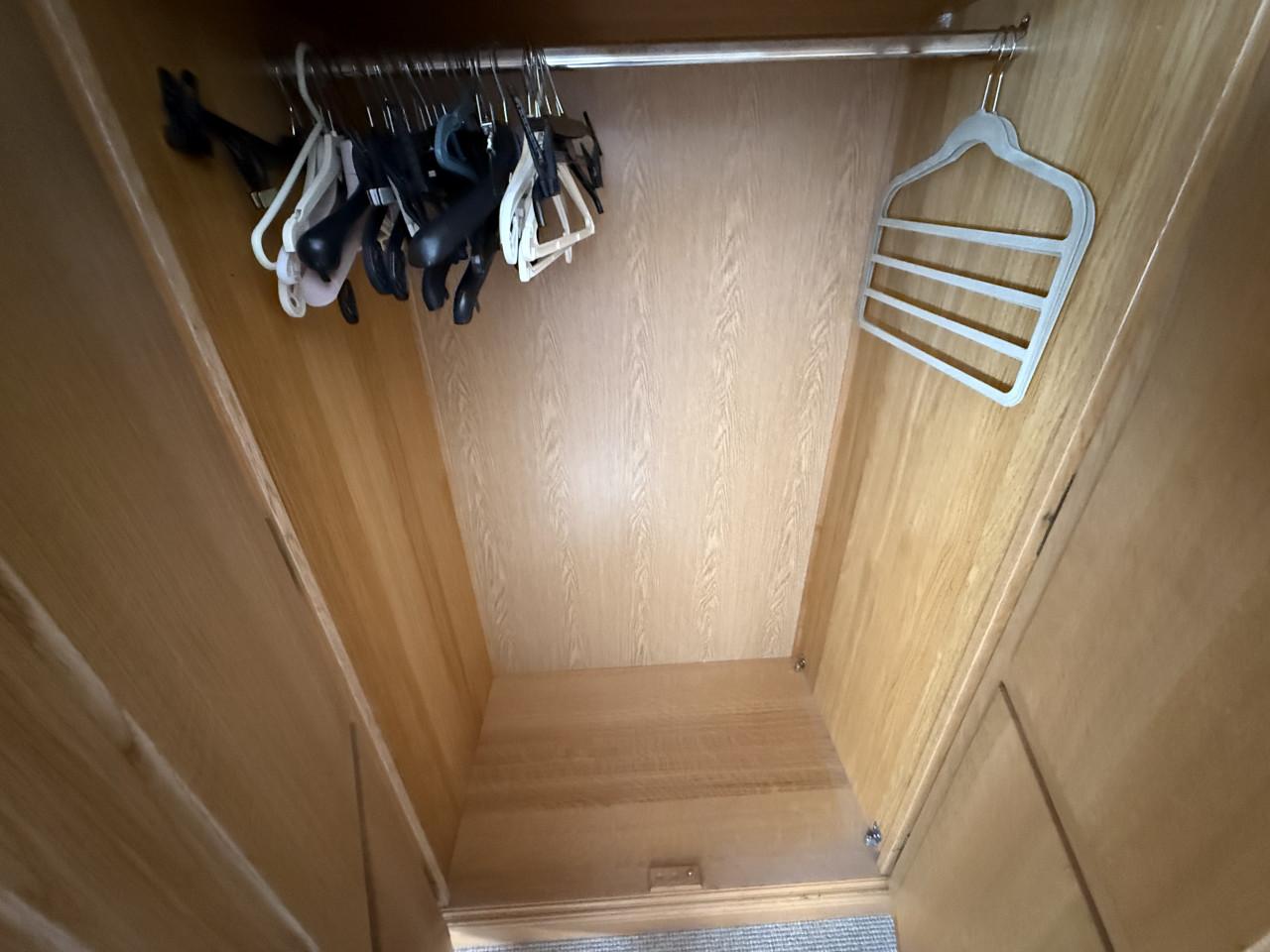 Massief Eikenh 5 deurskast. Hang en leg. In perfecte staat. Zonder krasje.