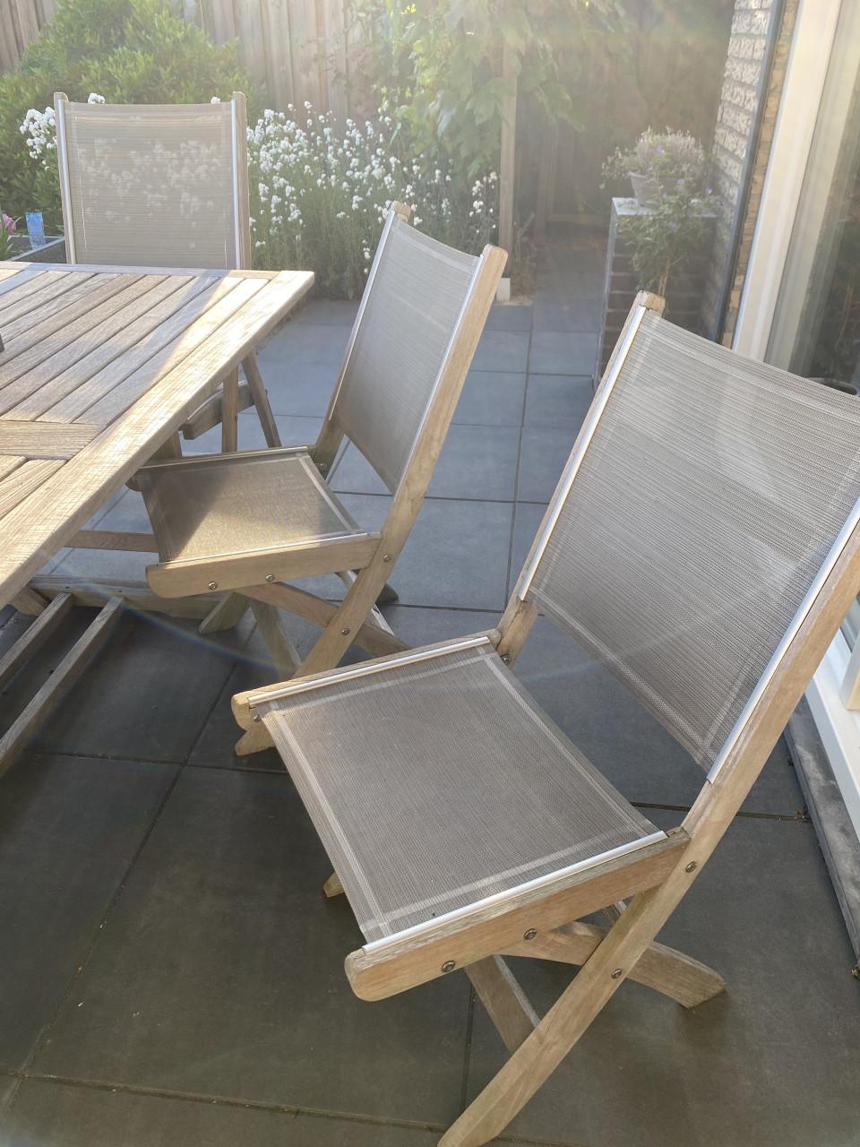 Tuintafel en stoelen