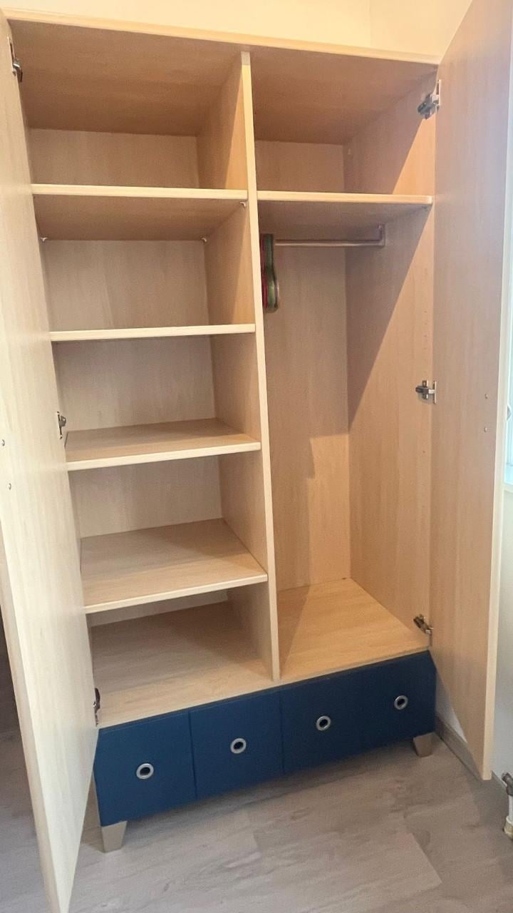 Slaapkamer kast met nachtkastje