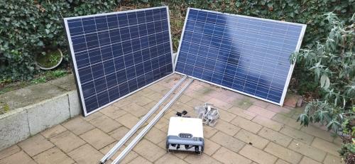 Omnik omvormer + 2 panelen en bevestiging