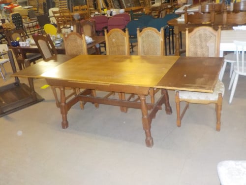 Midden eiken verlengbare tafel 85 x 245 cm + 4 stoelen opruimprijs