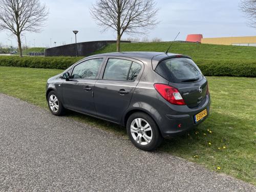 Wegens verhuizing niet meer nodig nette  Opel Corsa AUTOMAAT