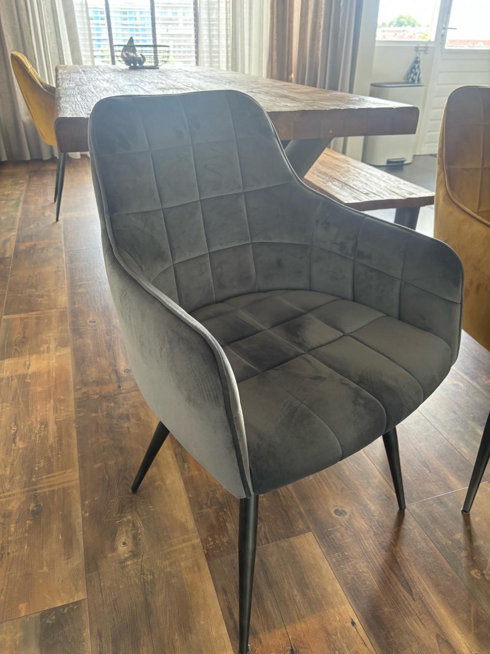3 eettafel stoelen (2 goud, 1 blauw grijs)