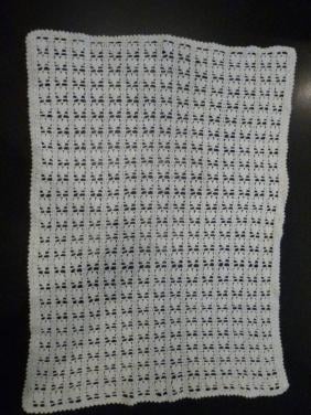 - Wit gehaakte baby omslagdoek met hartjes en gehaakt  babyvestje (jasje)