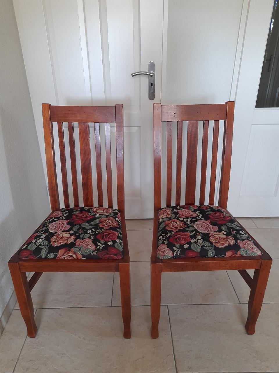 4 Mooie stevige  stoelen (in goede nette staat )  Mogen ook per 2 verkocht
