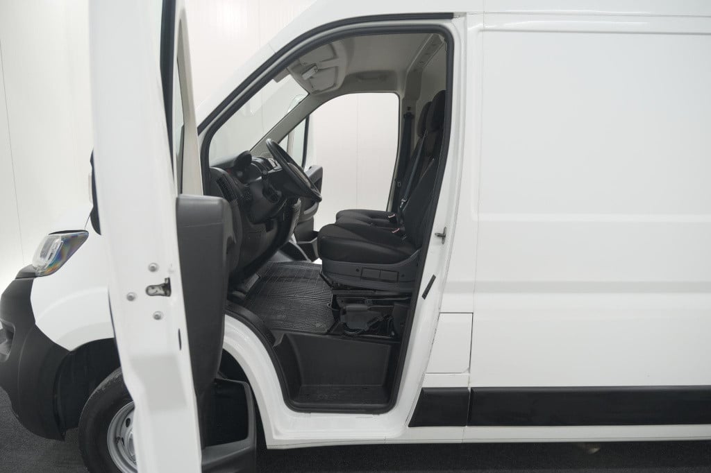 Peugeot Boxer 330 2.2 bluehdi 140 l2h2 premium | navigatie | houtenvloer in
