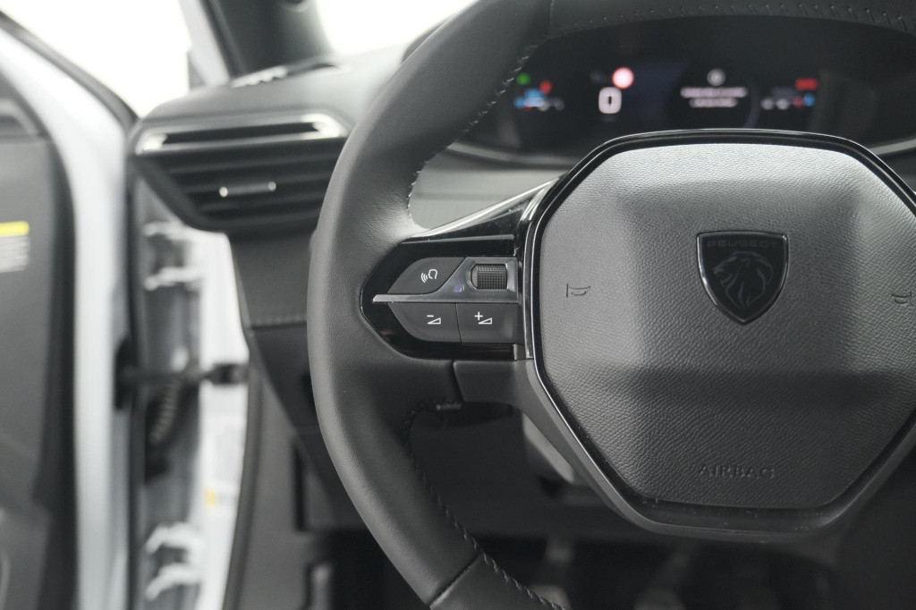 Peugeot 2008 puretech 100 allure | 360 camera | dodehoekdetectie | navigati