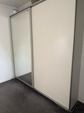 Ruime kledingkast (Leg) met schuifdeur / zweefdeuren