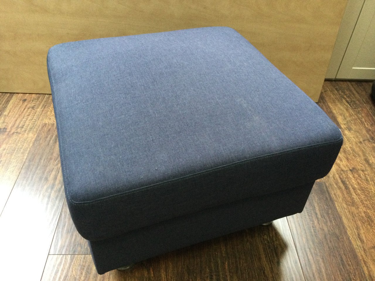 Mooie jeansblauwe hocker met opbergruimte