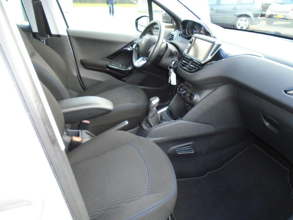 Peugeot 208 1.2 puret. signature