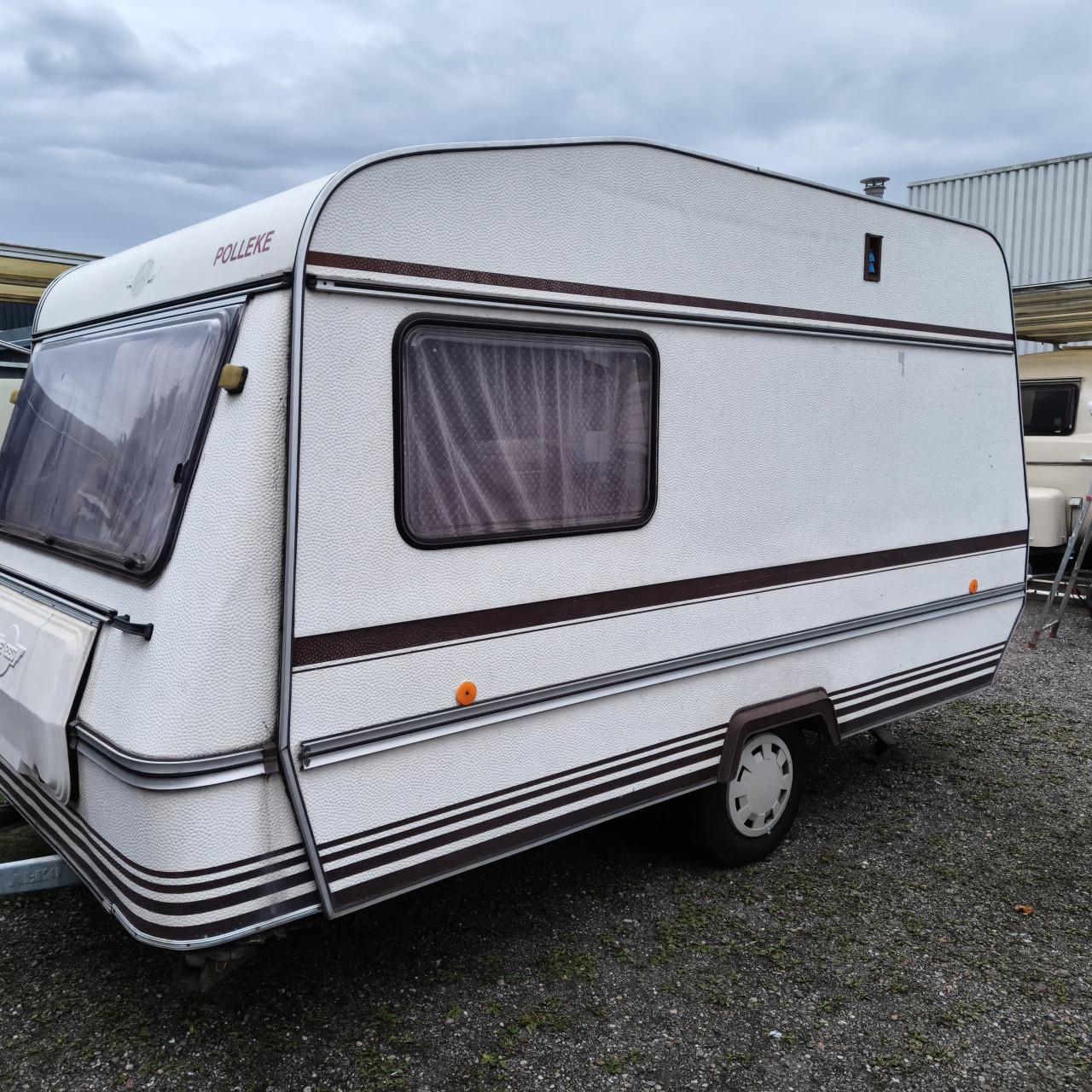 De reu 385 met kenteken een tent....