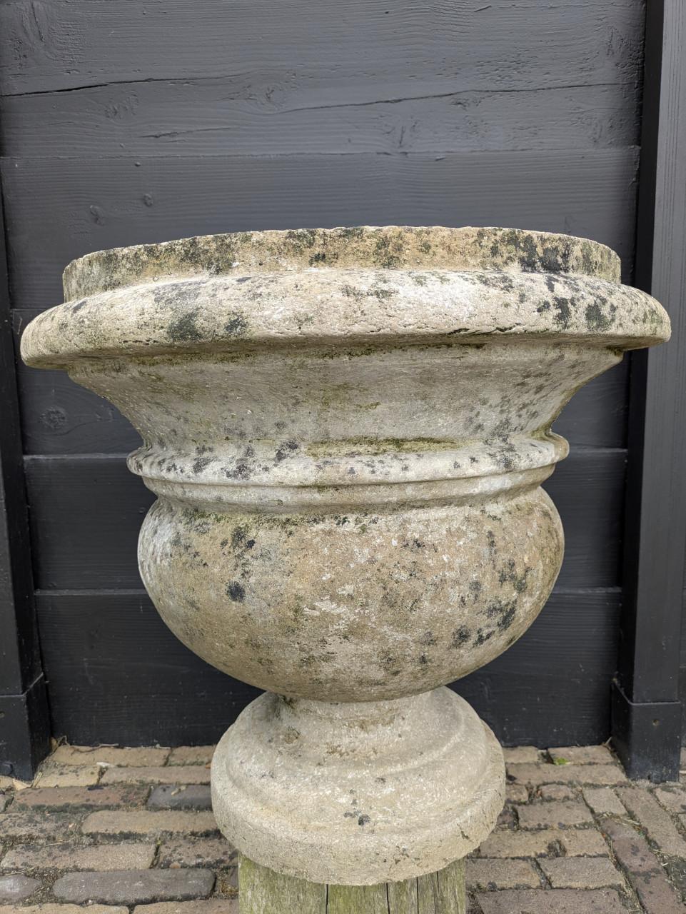 Grote oude betonnen bloempot