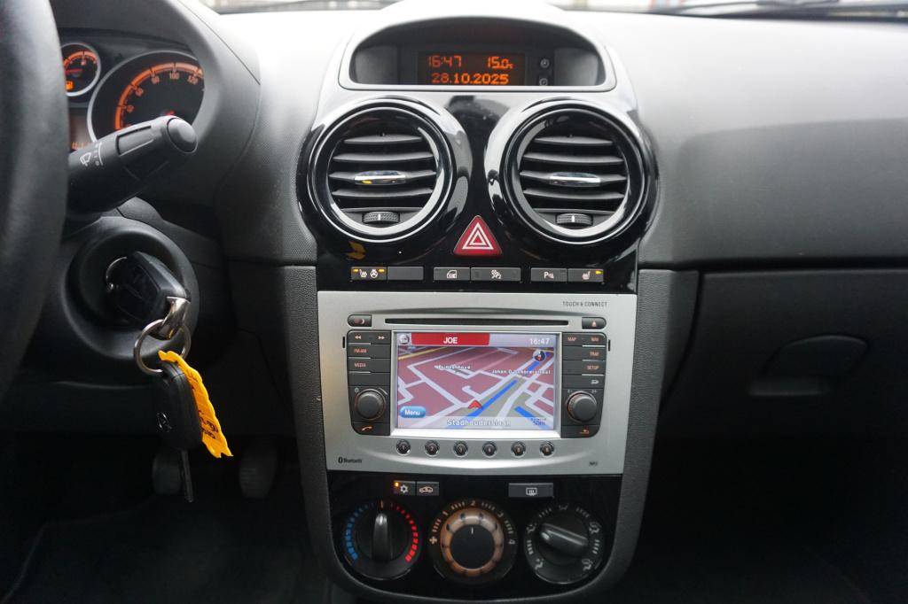 Opel Corsa 1.4-16v airco / navi / cruise / stoelverw. / parkeers. / elektr.