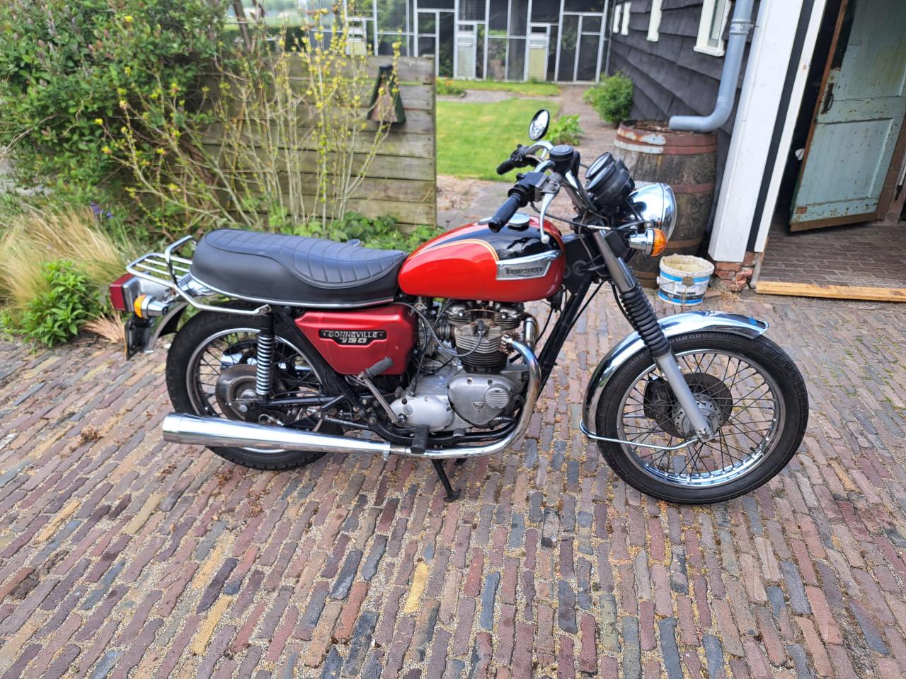 Triumph bonneville 140E